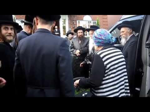 Sanz Klausenburg Rebbe Greeting His Mother (Archive)