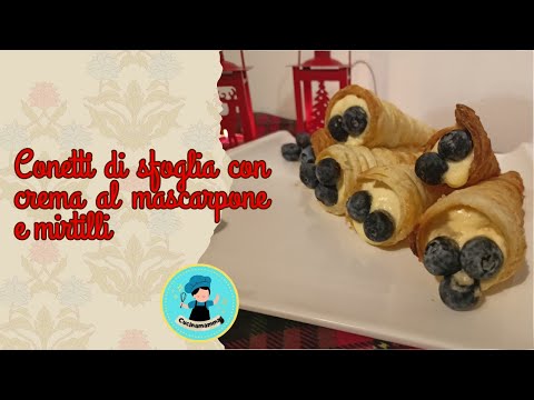 Conetti di pasta sfoglia con crema al mascarpone e mirtilli