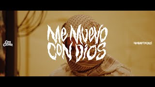 Musik-Video-Miniaturansicht zu Me Muevo Con Dios Songtext von Cruz Cafuné