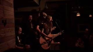 Sarah Shook & The Disarmers - The Bottle Never Lets Me Down