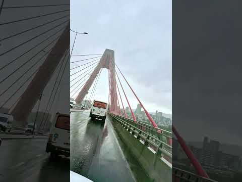Puente Treng Treng Kay Kay sobre el río Cautín, que une Temuco y Padre Las Casas.