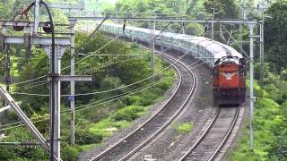 preview picture of video 'VSKP bound Superfast negotiates S-curve near Chinchwad!'