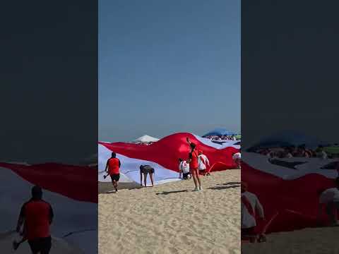 "Los hinchas de River Plate desplegan una bandera gigante en la playa de Venice, California" Barra: Los Borrachos del Tablón &bull; Club: River Plate