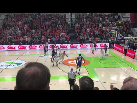 Katajan Rion Brown tasoittaa kolmosella tilanteeksi 74-74