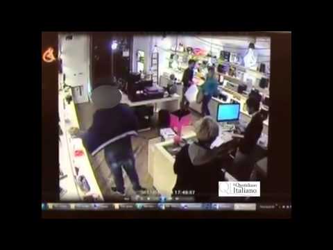 Ladro di cellulari e portafogli in azione