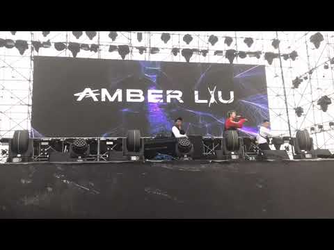 191005 Amber Hands behind my back - Simple Life Concert