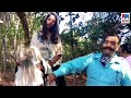 കുതിരപ്പുറത്തേറിയ പെണ്‍കുട്ടിയെ കാ�