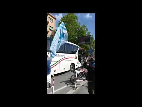 Calcio. Albissola, gli "Zueni" caricano la squadra in partenza per Forte dei Marmi