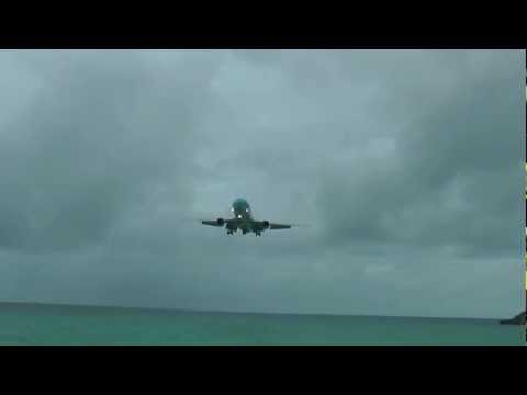 (HD) McDonnell Douglas MD-11 landing on St. Maarten