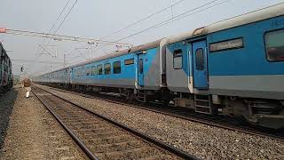 preview picture of video 'MUSTANG Look ....NJP - HWH Shatabdi Vibrating Tracks'