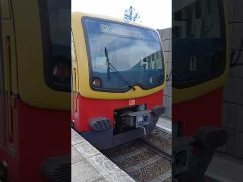 Zugverkehr am S Bahnhof Karow in Berlin