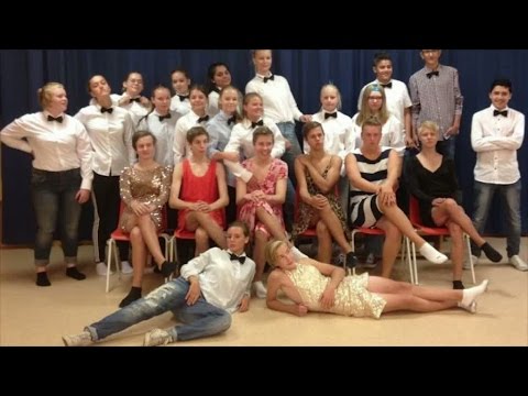 Killarna stoppades ha klänning på skolfotot - Nyheterna (TV4)