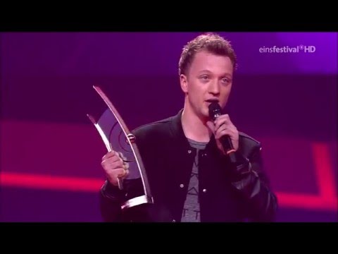 Christina Stürmer verleiht  den Echo 2016 an Joris