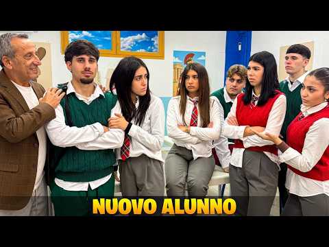 IL FIDANZATO DI ZIA NICOLE SI ISCRIVE A SCUOLA SPINTO DALLA GELOSIA. ILARY E COMPAGNE SI ARRABBIANO