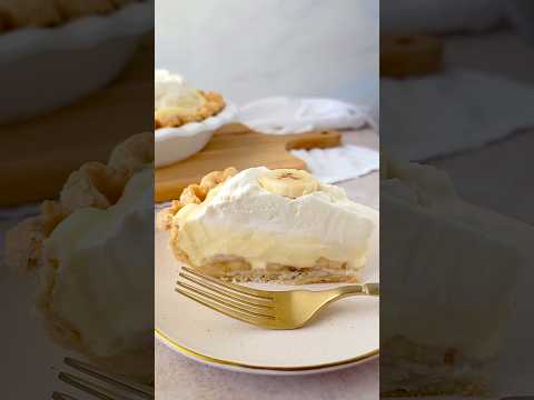 The best easy banana cream pie! Find the recipe by searching “Modern Honey Banana Cream Pie”