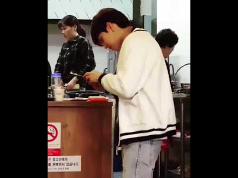 nam woohyun at mom restaurant