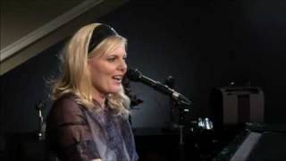 Carol Welsman performs "Do I love you?" on AM740