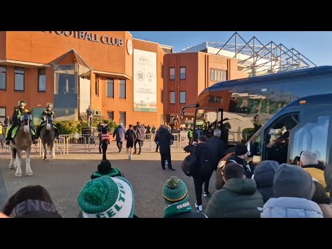 Mentale Szenen: Die Mannschaftsbusse von Rangers und Celtic treffen im Celtic Park ein.