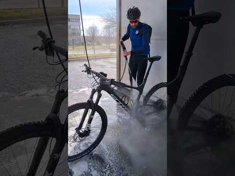 Lavando la Scott Spark RC Team (de Xavi), video en el canal.