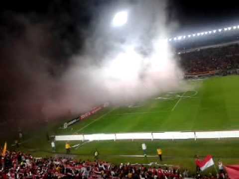 "La salida del León, esta hinchada no te dejará." Barra: La Guardia Albi Roja Sur • Club: Independiente Santa Fe • País: Colombia