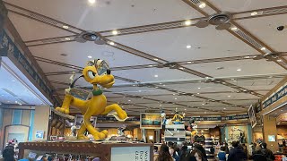 disneyland tokyo’dayız! disney store gezdim. 🏰