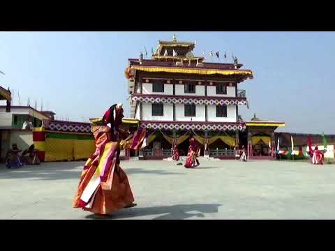 ブータンの僧侶が悪霊を追い払う (Bhutanese monks ward off evil spirits)