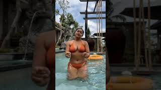 bikini lagi main di kolam renang
