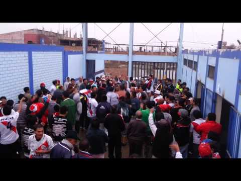 "La Banda del Basurero luego del 5 - 1 a Serrato" Barra: La Banda del Basurero &bull; Club: Deportivo Municipal