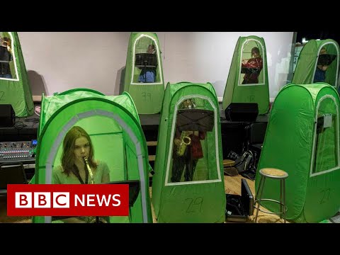 米高校バンド、個別の泡でリハーサル - BBCニュース (US high school band rehearses in individual bubbles - BBC News)