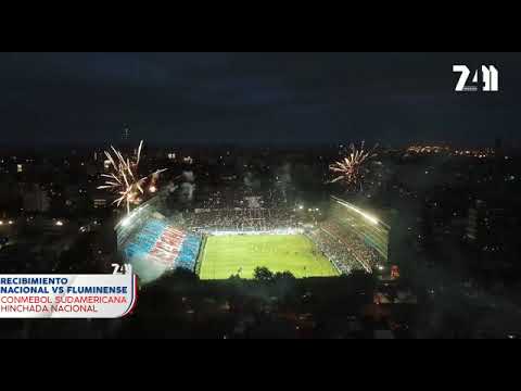 "Recibimiento Hinchada Nacional vs Fluminense-. Tirantes formando Decano." Barra: La Banda del Parque &bull; Club: Nacional