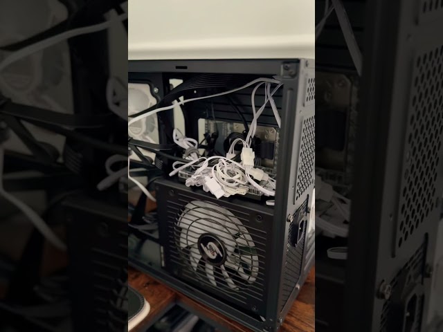Vídeo relacionado con ASUS TUF Gaming ARGB PWM Fan Hub, conecta seis ventiladores de chasis, ventilador PWM y controlador RGB, indicadores de alimentación y funcionamiento, compatible con doble SATA