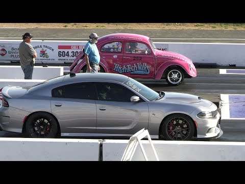 VW Beetle vs Hellcat Charger - 1/4 mile drag race