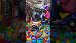 Odong odong kelinci putih dan mandi bola merah biru #cocomelon