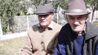 preview picture of video 'two 80 years old ROMANIAN peasants hard working on the BARAGANplane from the Buzau county'