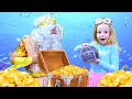 Nastya e o papai encontraram um tesouro no mar Nastya e o papai encontraram um tesouro no mar