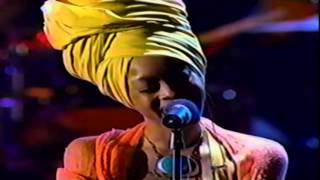 Erykah Badu: "Certainly" LIVE (1998)