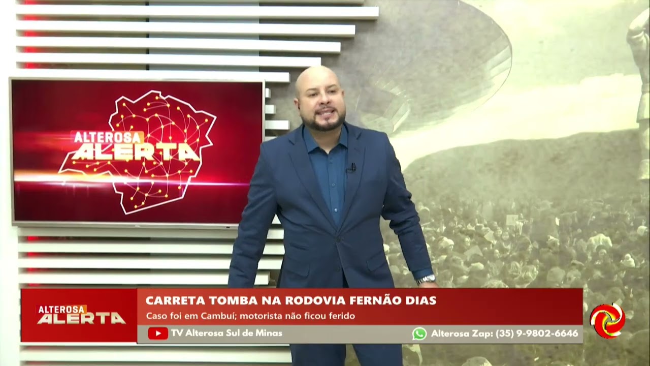Carreta tomba no canteiro central da rodovia em Cambuí