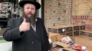 מנהל בית הספר של מסביה, אלכסנדר רפפורט, מודה ל-KJ POULTRY על תרומת מעדנייה