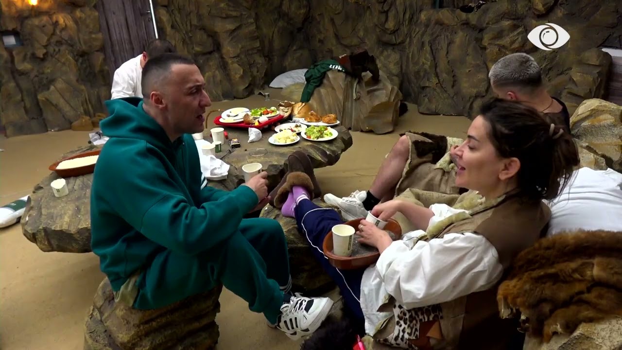 G Bani,Rozana dhe Klajdi këndojnë gjatë kohës që pastrojnë orizin