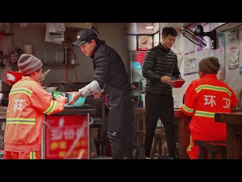 當環衛工請路邊店家幫忙熱午飯