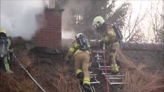 preview picture of video 'Snelle inzet brandweer voorkomt afbranden van rietgedekte boerderij - Harskamp 13 03 2015'