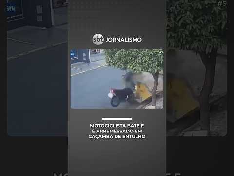 Motociclista em alta velocidade bate e é arremessado para dentro de caçamba | #SeLigaBrasil
