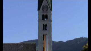 preview picture of video 'Prutz in Tirol (A) - Dekanatspfarrkirche Mariä Himmelfahrt - Viertelstundenläuten'