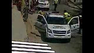 preview picture of video 'policias abusando de un borracho en la ciudad de manta'
