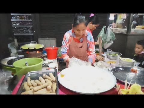 Breakfast Inside Phnom Penh Market - Deum Thkouv Market Food - Food Near Me