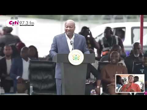 “I Didn’t Intend for You to Listen to Me Standing!” – Mahama Cracks Up Airport Crowd
