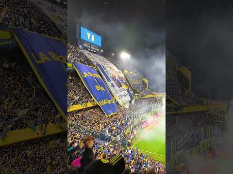 "Todo el mundo debe ir al menos una vez a La Bombonera..." Barra: La 12 &bull; Club: Boca Juniors