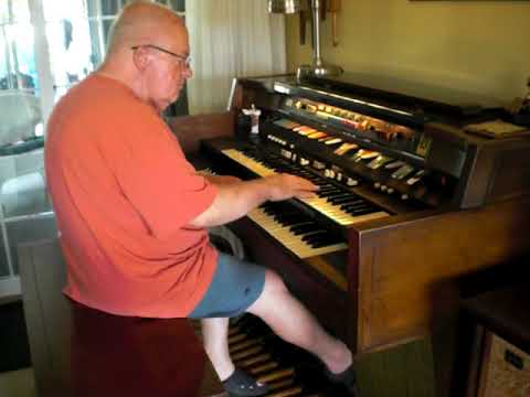 Mike Reed plays "Rinky Dink" on his Hammond Organ