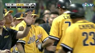 [舊聞]  一棒炸裂外野座椅 許基宏：可以帶回家嗎