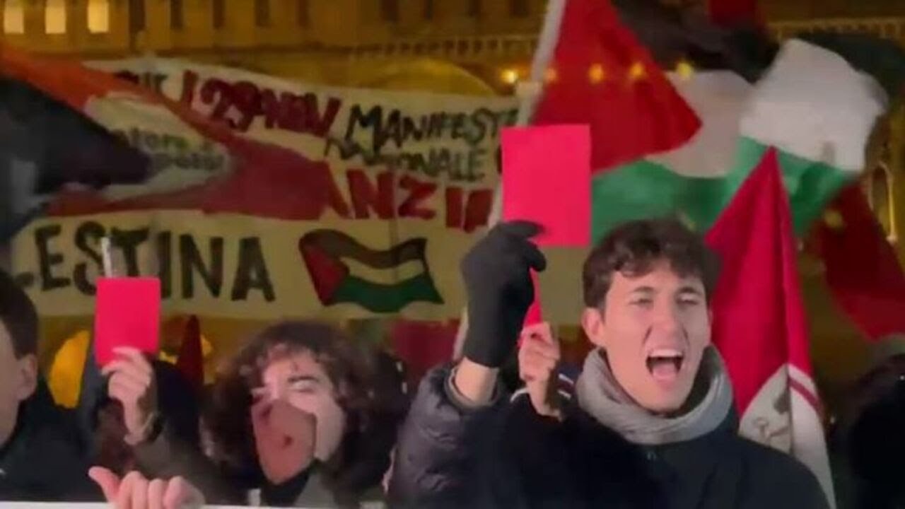 Bologna, protesta in occasione della partita di basket contro il Maccabi Tel Aviv